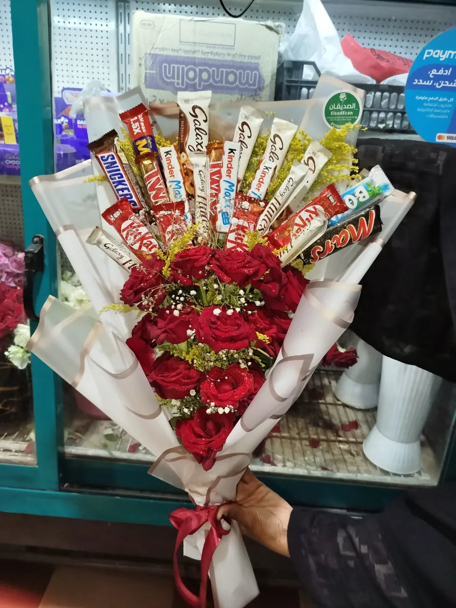 بوكيه شيكولاتة وورد أحمر كبير بتغليف راقٍ