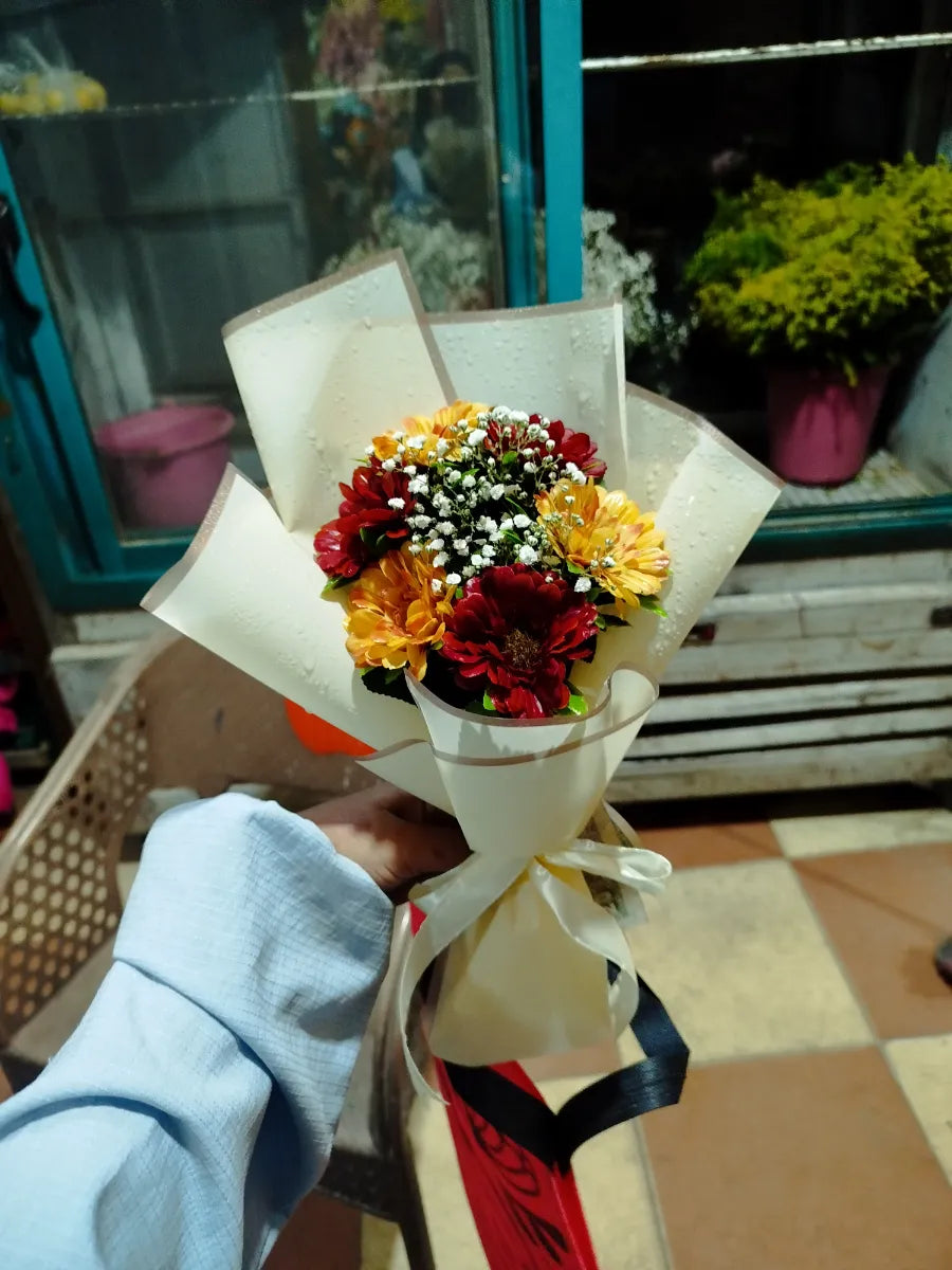 بوكيه ورد ملون برتقالي وأحمر بتغليف بيج