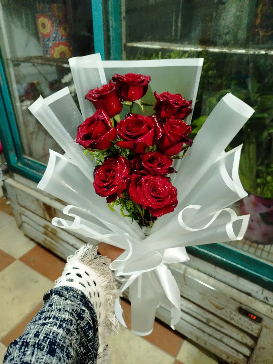 بوكيه ورد أحمر كلاسيكي بتغليف أبيض ناصع