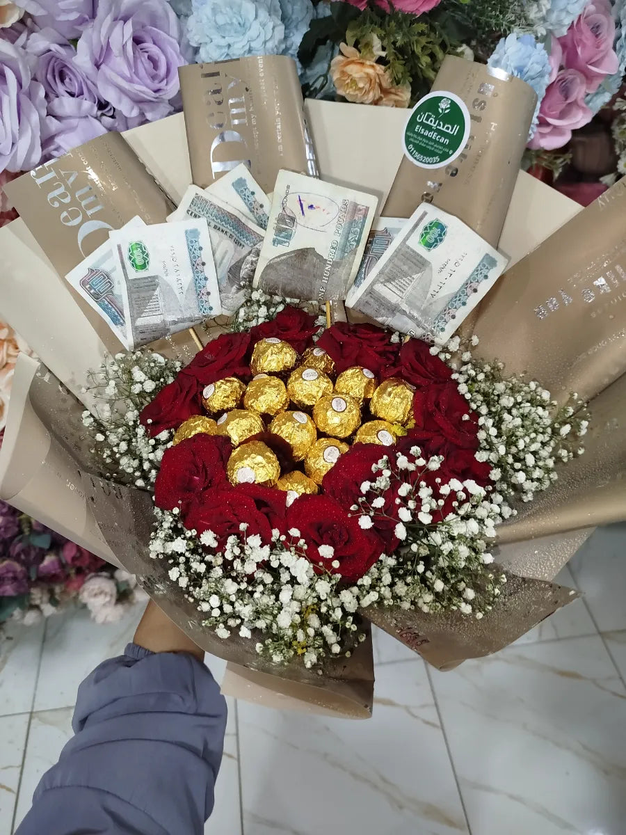 بوكيه هدايا روشيه ونقود مع الورد الأحمر