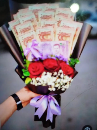 بوكيه هدايا نقود وورد أحمر