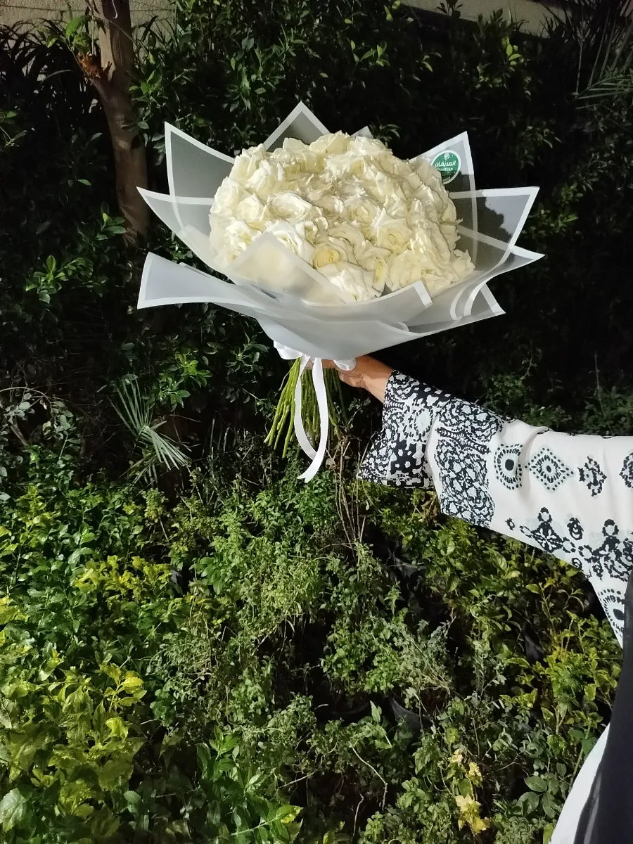 باقة ورود بيضاء كلاسيكية (صناعي)