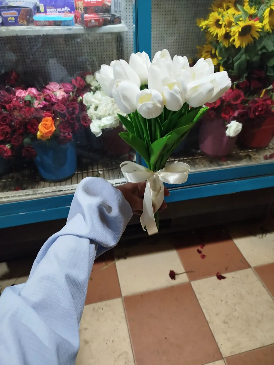 باقة زهور التوليب البيضاء (صناعي)