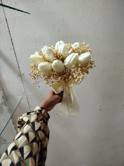 باقة زهور صناعية باللون الأبيض