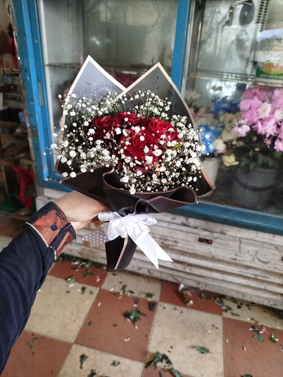 العنوان: بوكيه ورد أحمر صغير بتغليف أسود