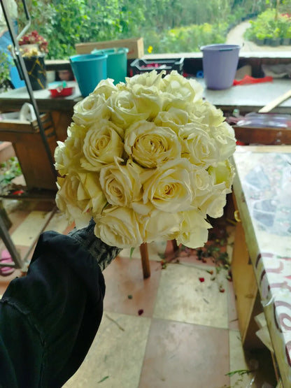 بوكيه ورد أبيض دائرى كلاسيكى