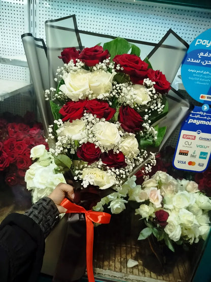 العنوان: بوكيه ورد أحمر وأبيض بتغليف أسود